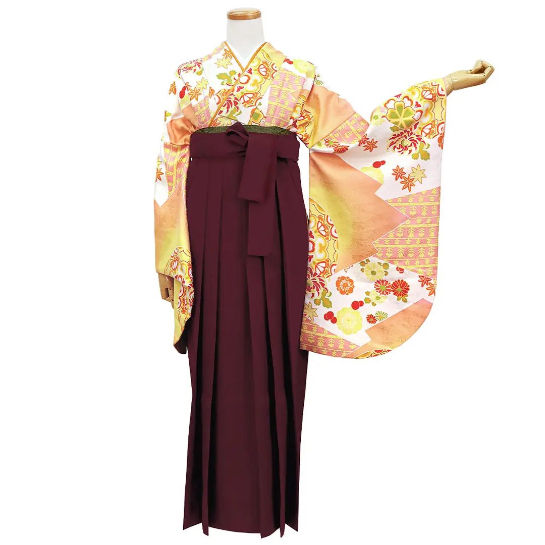 薄オレンジの松皮菱（まつかわびし）・臙脂袴（無地）（二尺袖）／卒業式／正面