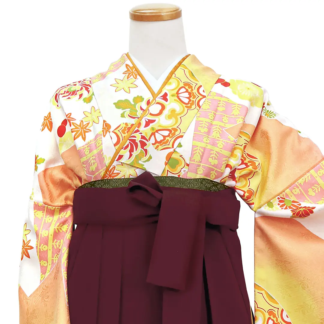 薄オレンジの松皮菱（まつかわびし）・臙脂袴（無地）（二尺袖）／卒業式／正面詳細