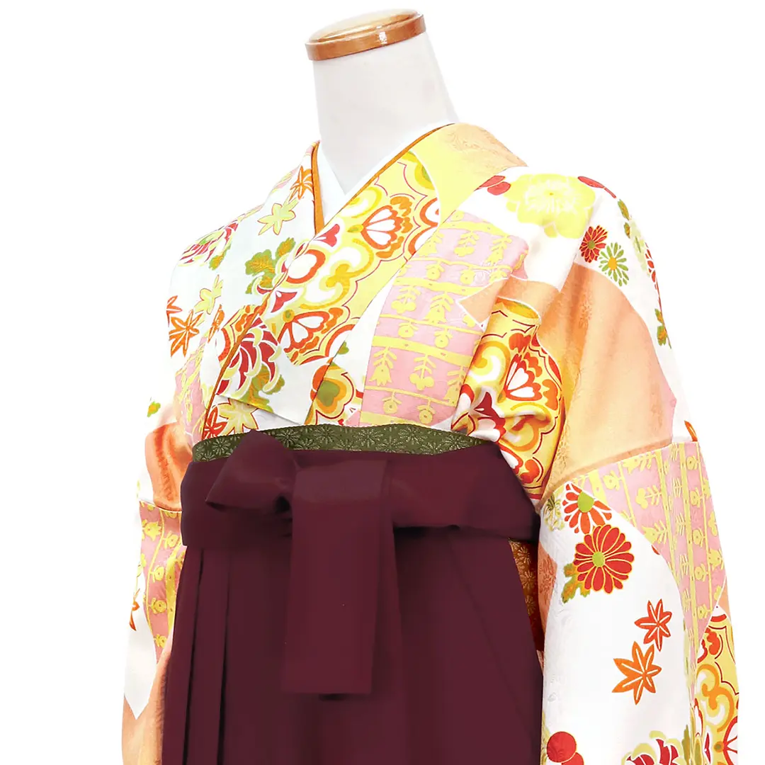 薄オレンジの松皮菱（まつかわびし）・臙脂袴（無地）（二尺袖）／卒業式／斜め詳細