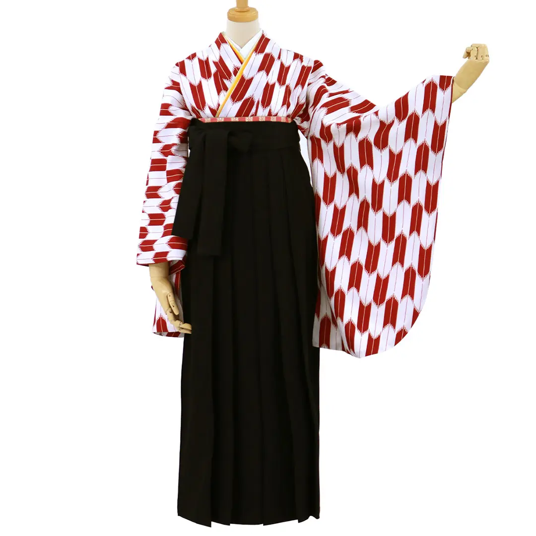 赤の大型矢絣・黒袴（無地）（二尺袖）／卒業式 正面