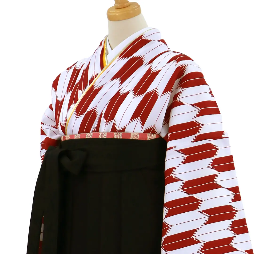 赤の大型矢絣・黒袴（無地）（二尺袖）／卒業式 斜め詳細