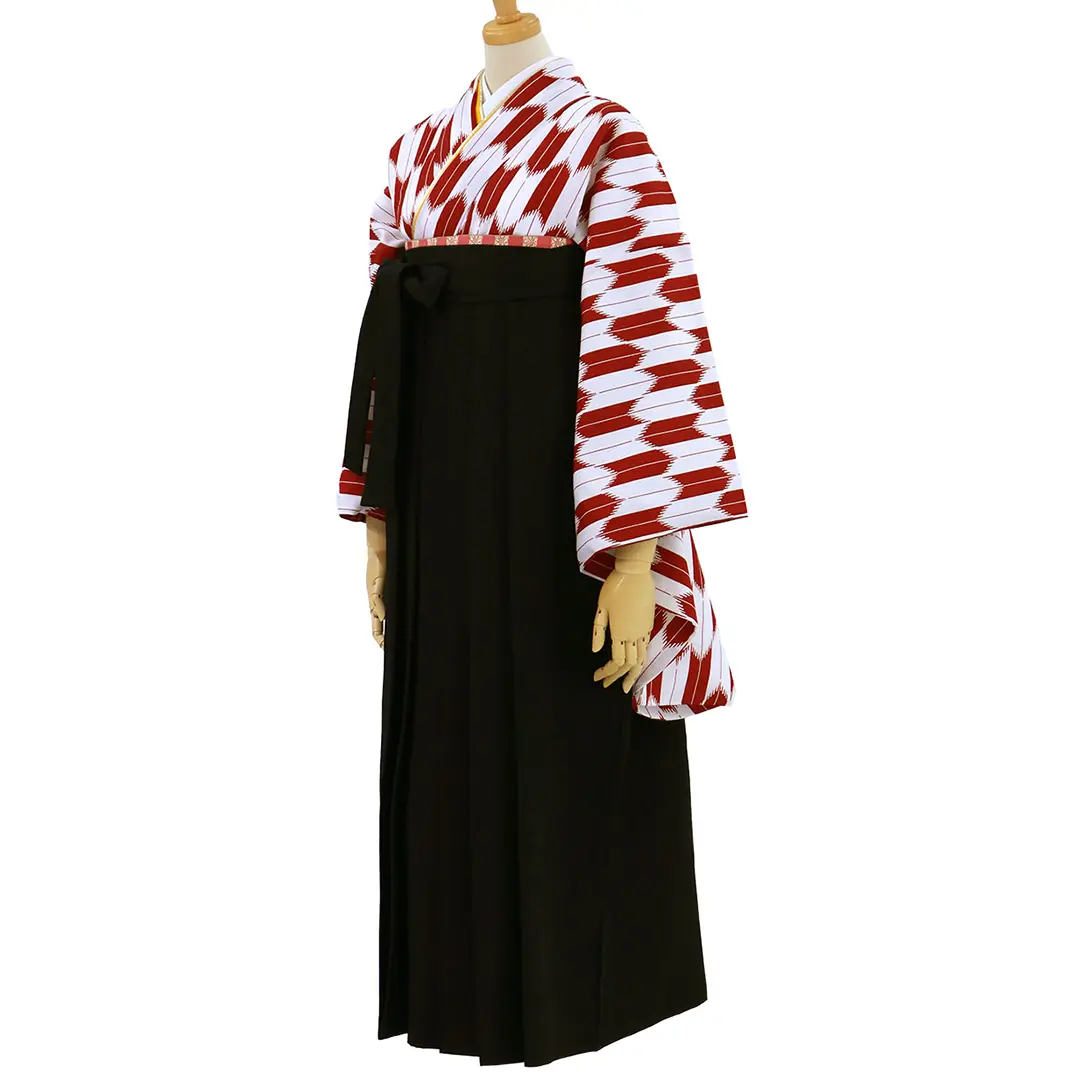 赤の大型矢絣・黒袴（無地） （二尺袖）／卒業式 斜め