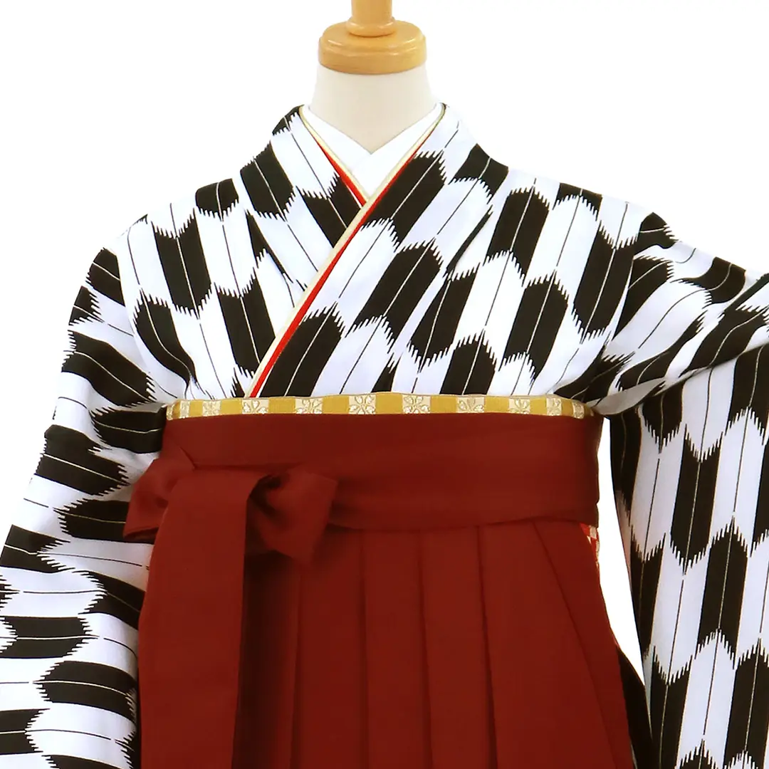 黒の大型矢絣・臙脂袴（無地）（二尺袖）／卒業式 正面詳細