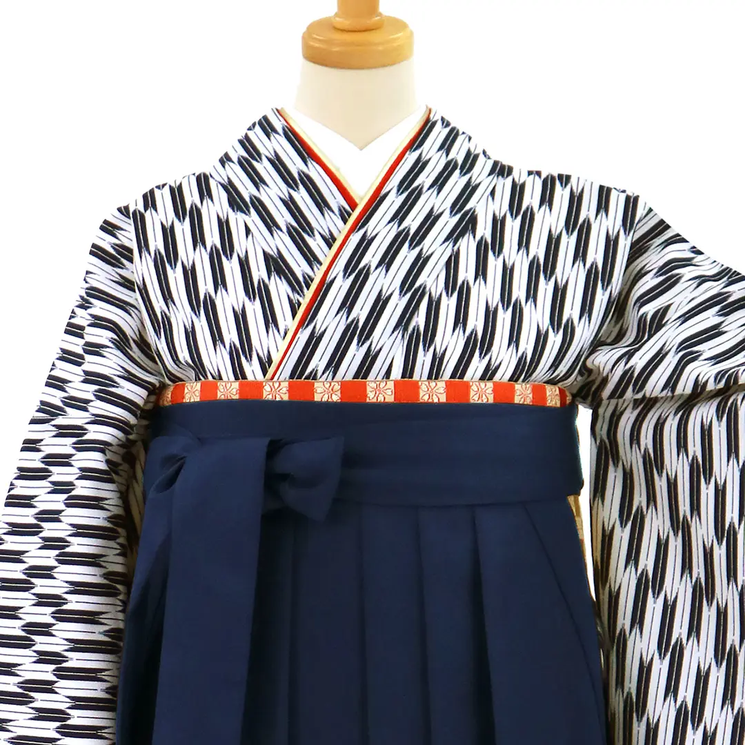 紺の小型矢絣・紺袴（無地）（二尺袖）／卒業式／正面詳細
