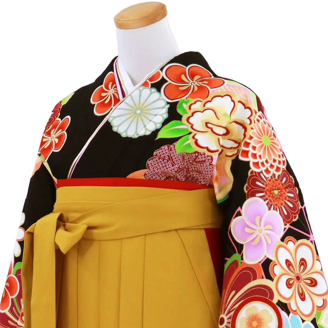 黒地に花紋・マスタード袴（無地）（二尺袖）／卒業式／斜め詳細