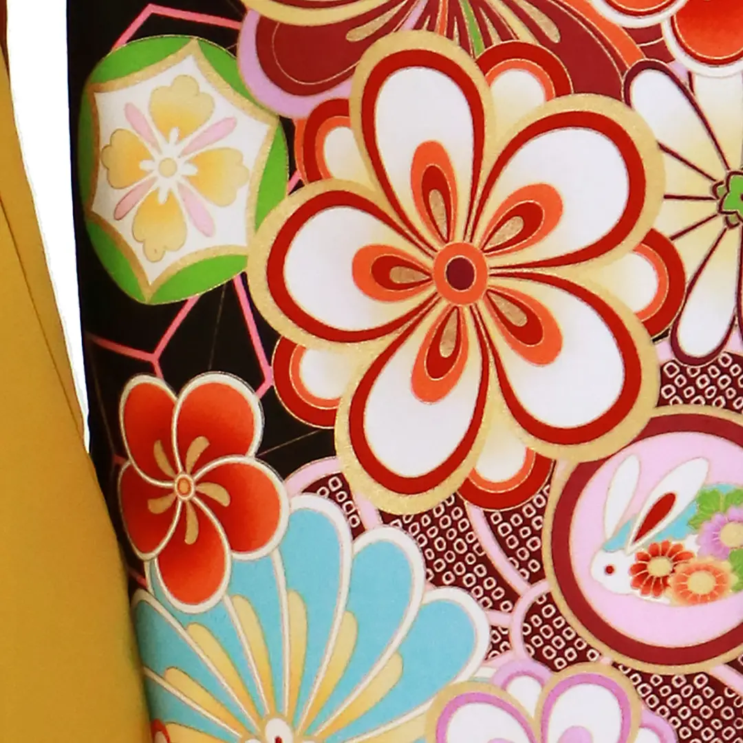 黒地に花紋・マスタード袴（無地）（二尺袖）／卒業式／柄詳細