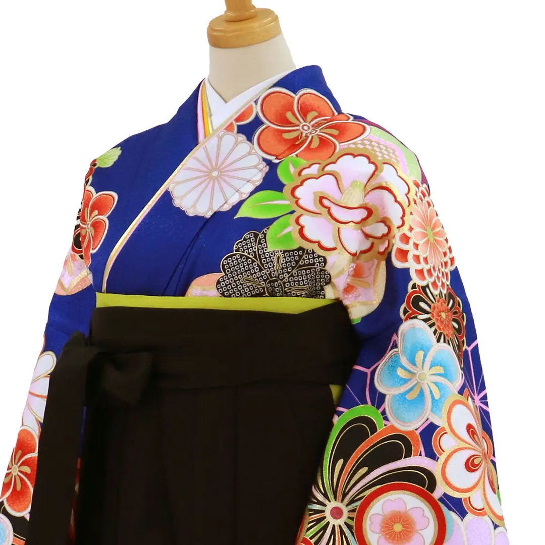 青地に花紋・黒袴（無地）（二尺袖）／卒業式／斜め詳細