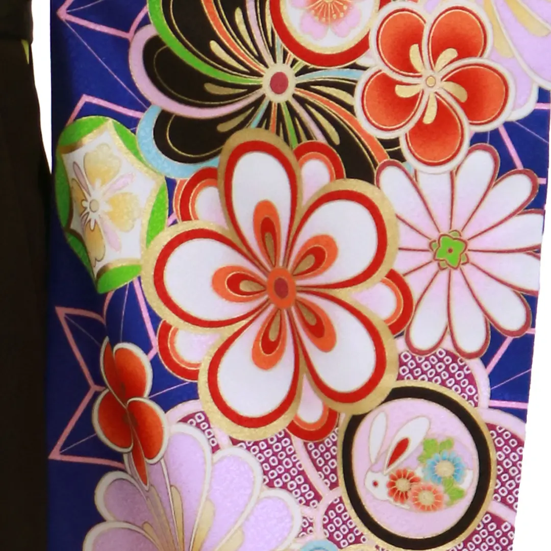 青地に花紋・黒袴（無地）（二尺袖）／卒業式／柄詳細