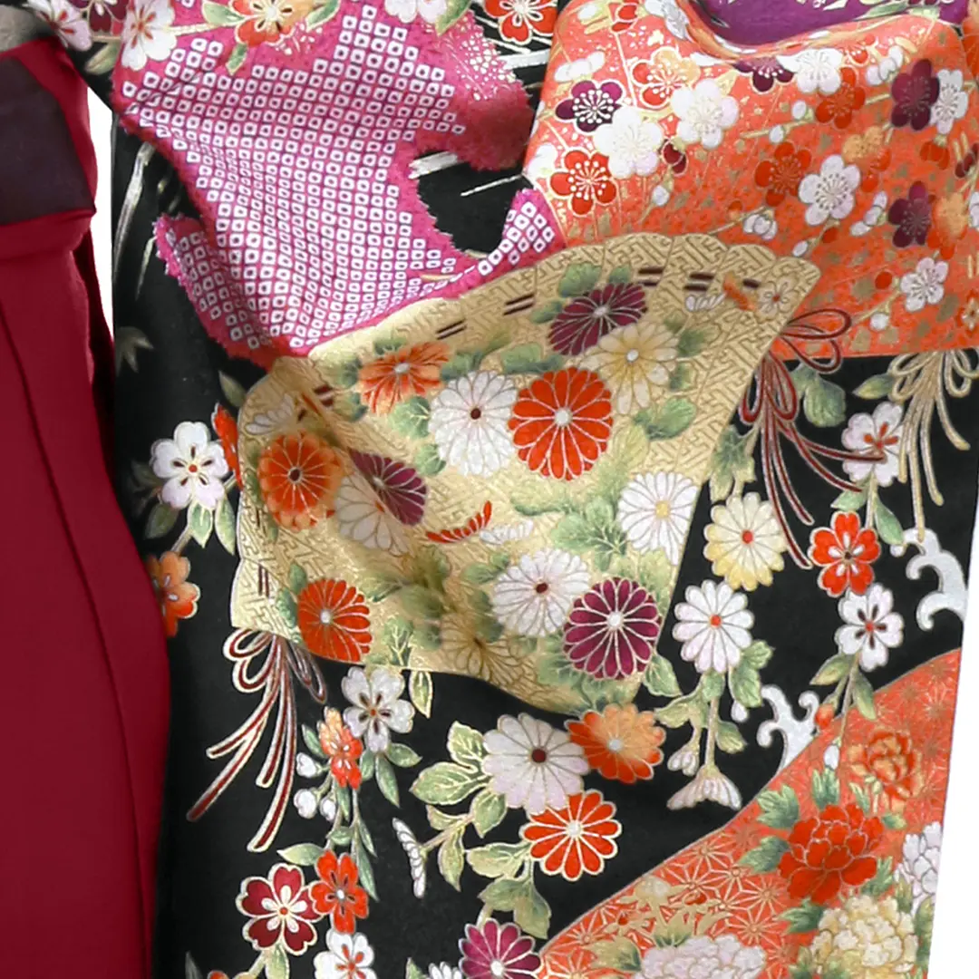 黒地に扇・赤袴（ぼかし） （二尺袖）／卒業式／柄詳細