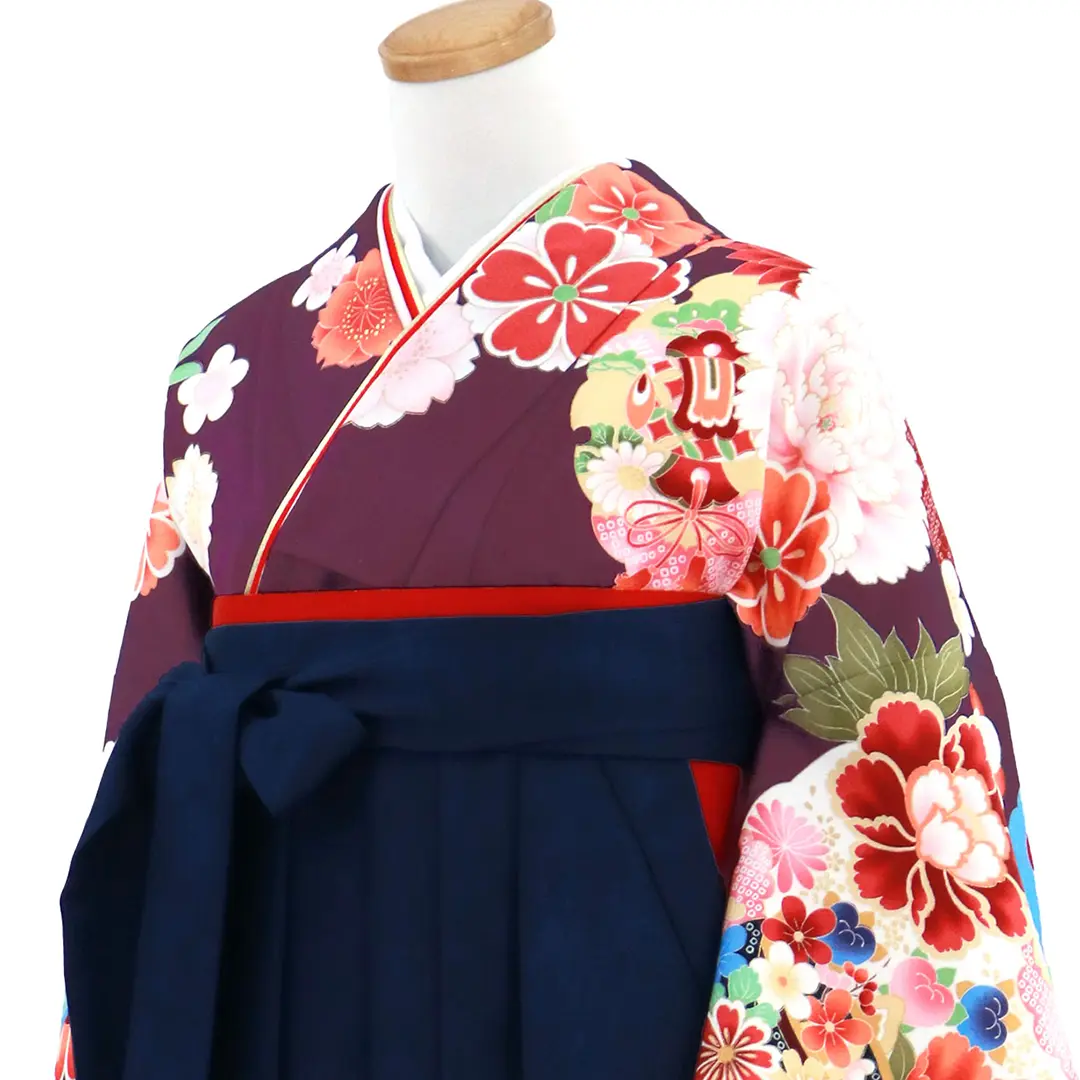紫地に牡丹と雪輪・紺袴（無地）（二尺袖）／卒業式／斜め詳細