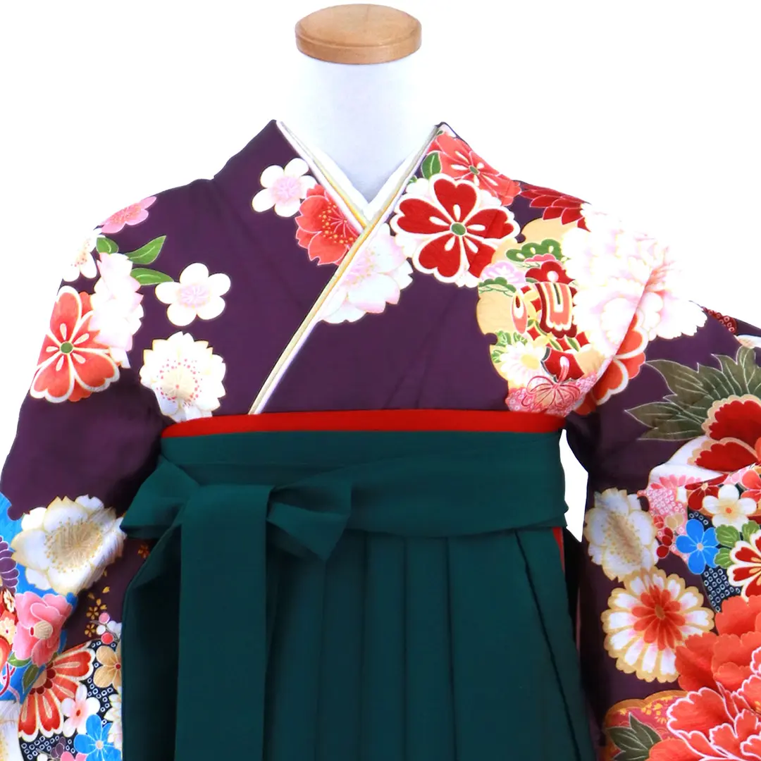 葡萄（ぶどう）色地に牡丹と雪輪・深緑袴（無地） （二尺袖）／卒業式／正面詳細