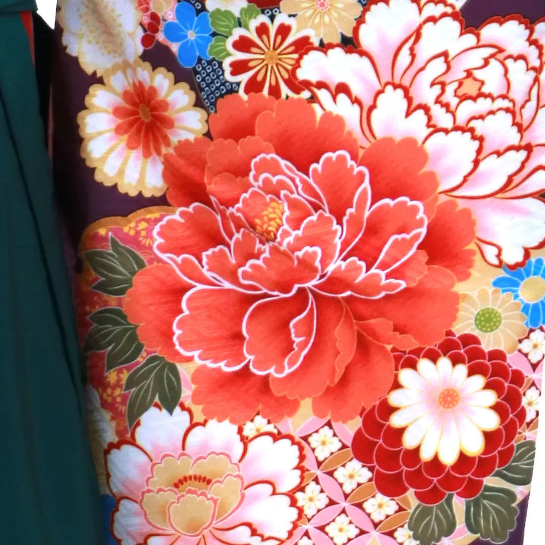 葡萄（ぶどう）色地に牡丹と雪輪・深緑袴（無地） （二尺袖）／卒業式／柄詳細