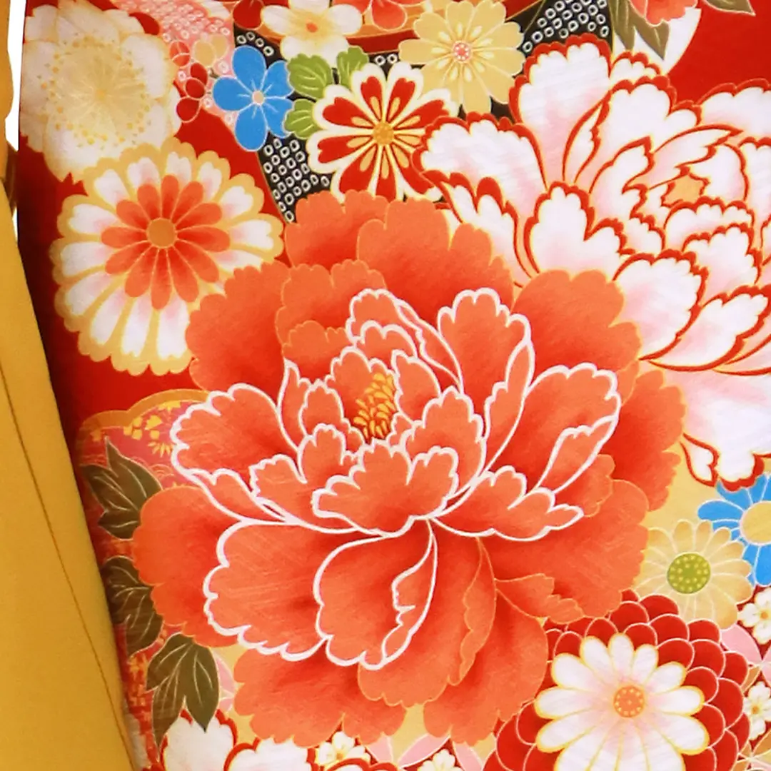 赤地に牡丹と雪輪・マスタード袴（無地）（二尺袖）／卒業式／柄詳細