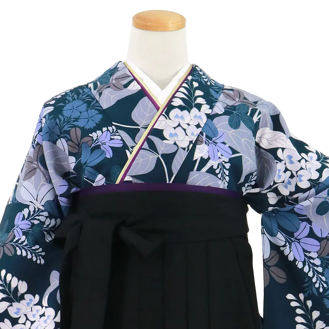 紺地に秋草・黒袴（無地）（二尺袖）／卒業式／正面詳細