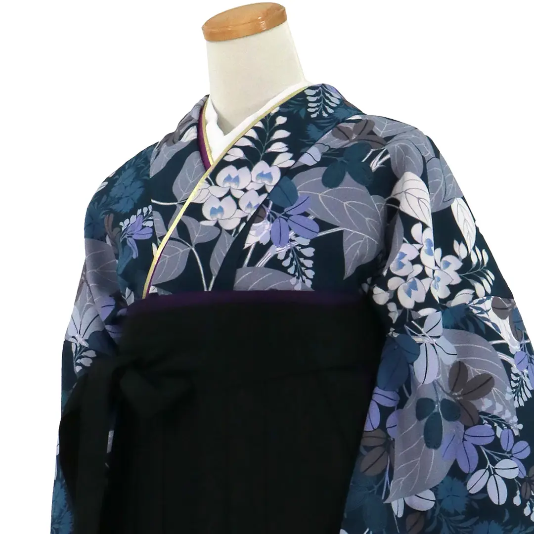 紺地に秋草・黒袴（無地）（二尺袖）／卒業式／斜め詳細