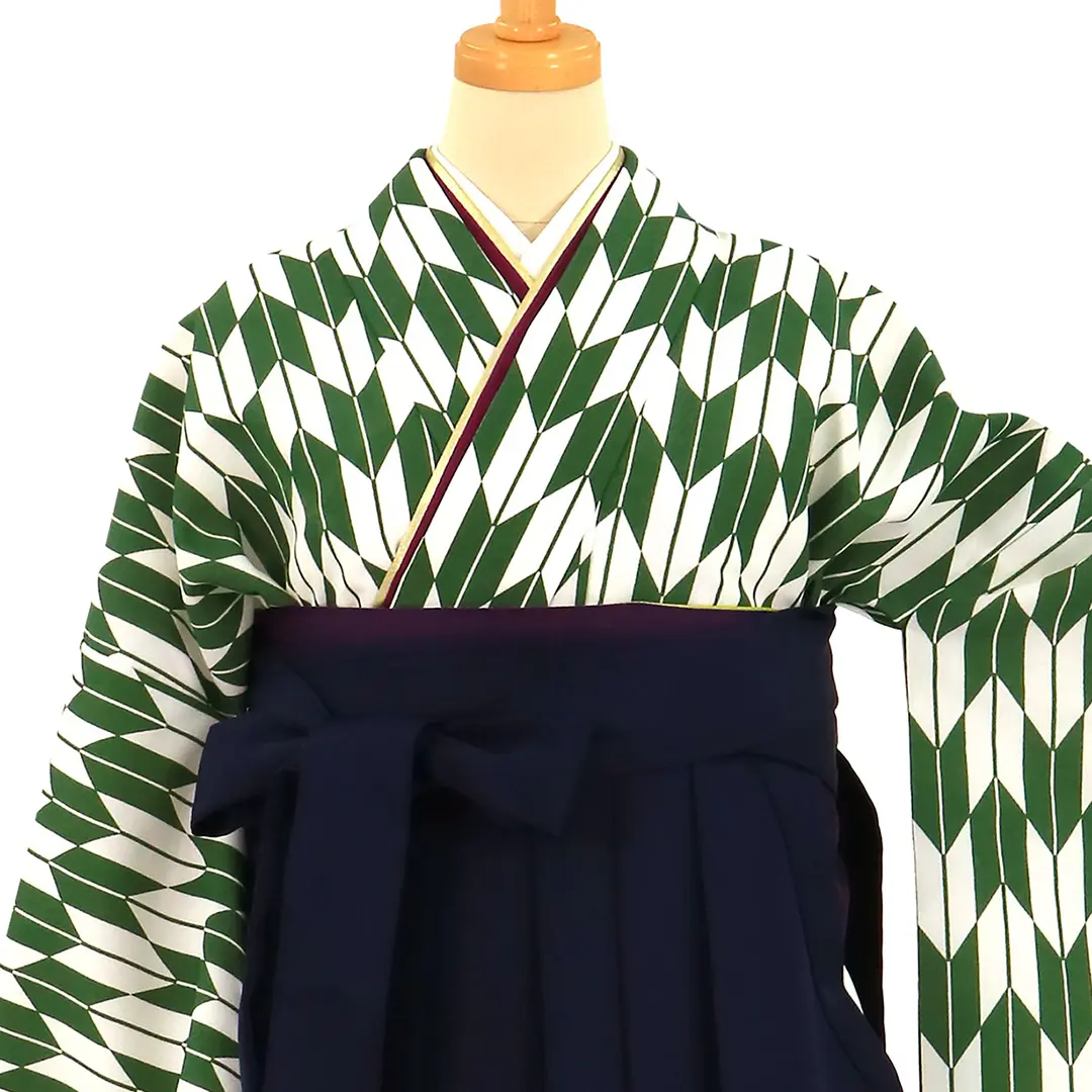 緑地に矢絣、紺袴（無地）（二尺袖）／卒業式／正面詳細