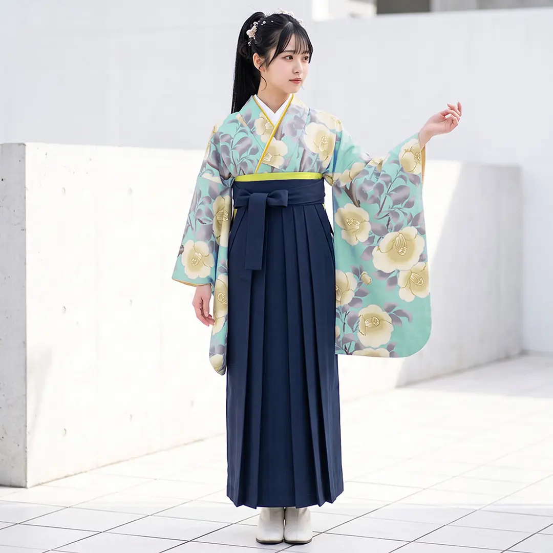 水色地に白椿・紺袴（無地） （二尺袖）／卒業式／着用イメージ