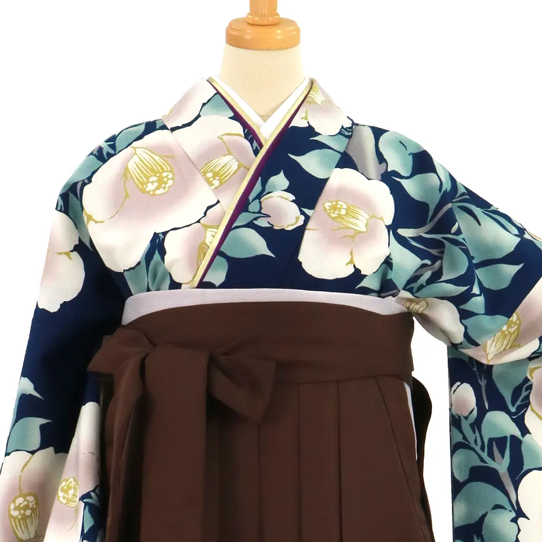 紺地に白椿、茶色袴（無地）（二尺袖）／卒業式／正面詳細