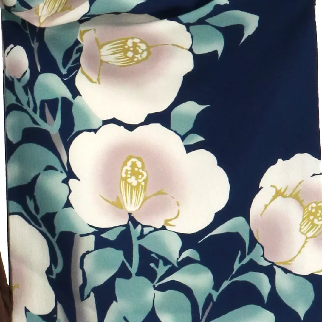 紺地に白椿、茶色袴（無地）（二尺袖）／卒業式／柄詳細