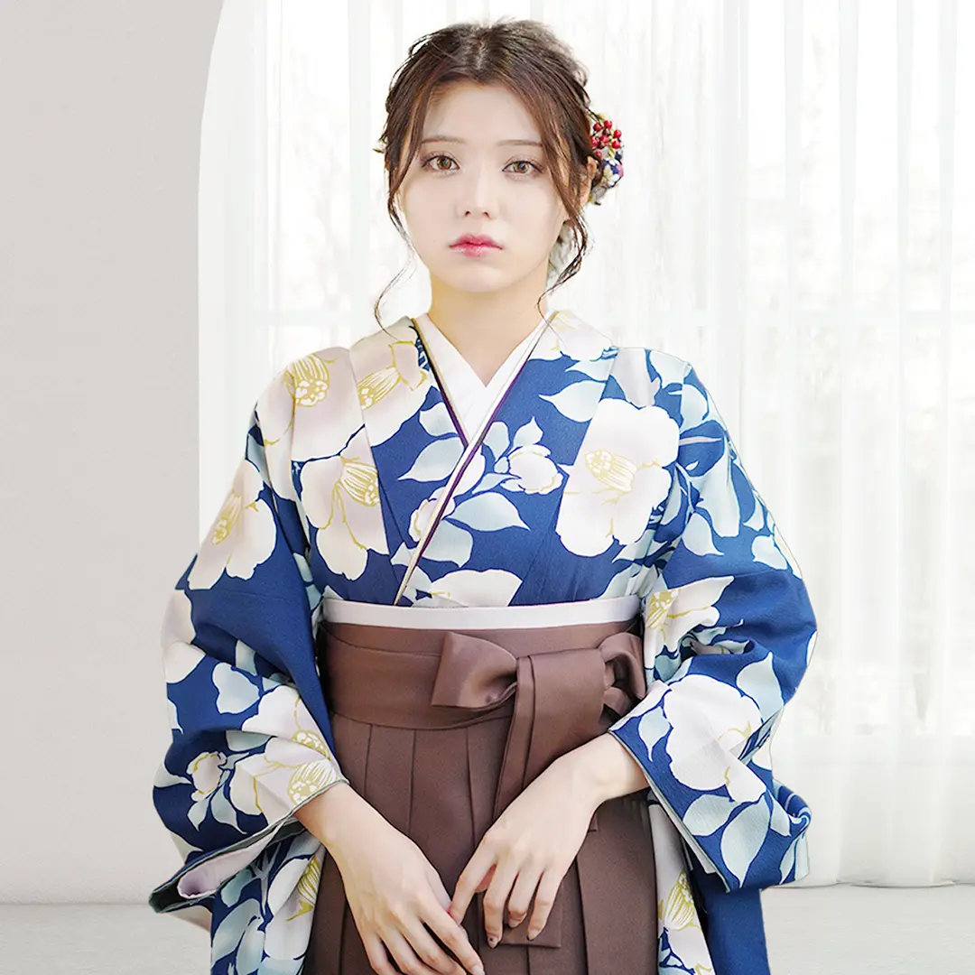 卒業式袴レンタル／紺地に白椿・茶色袴（無地） （二尺袖）／卒業式