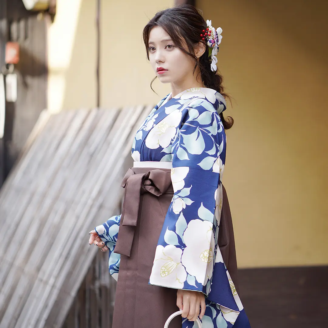 紺地に白椿、茶色袴（無地）（二尺袖）／着用イメージ2