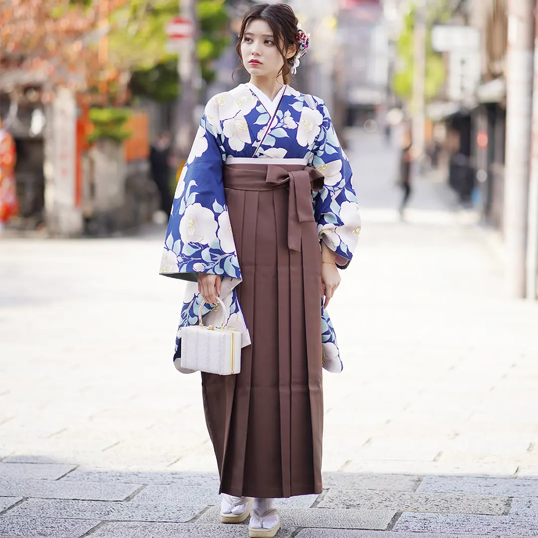 紺地に白椿、茶色袴（無地）（二尺袖）／着用イメージ3