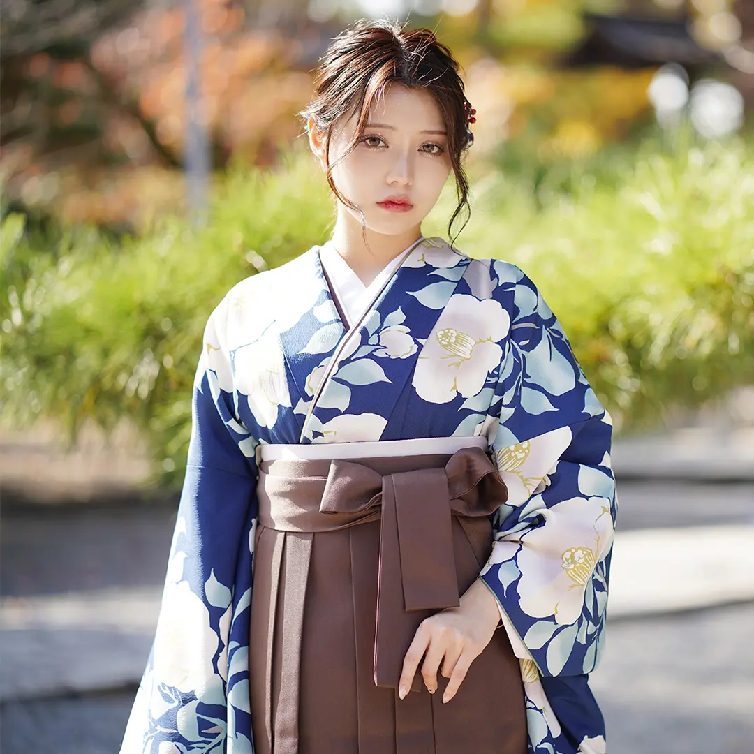 卒業式袴レンタル／紺地に白椿・茶色袴（無地） （二尺袖）／卒業式