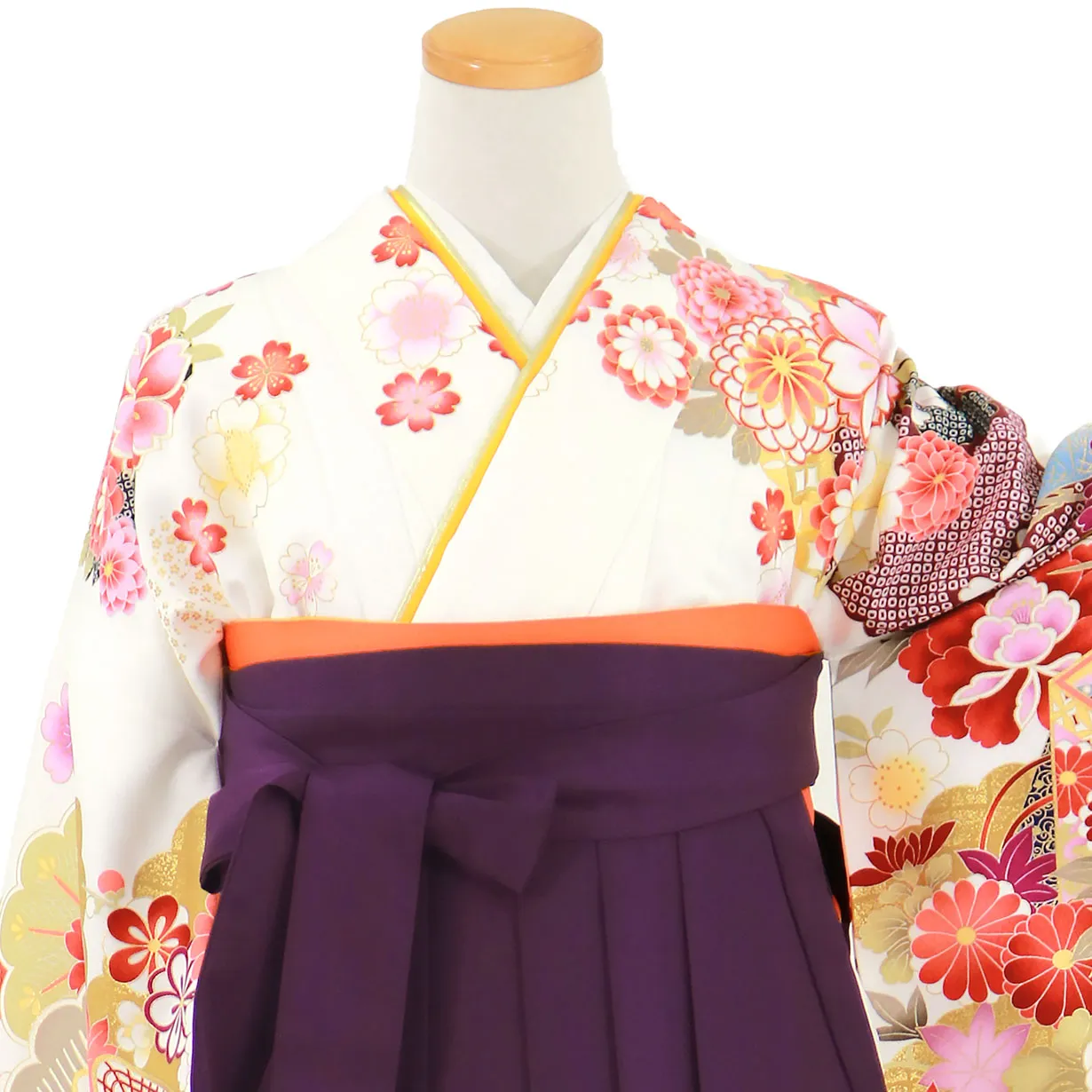 白地に貝桶と四季花、紫袴（無地）（二尺袖）／卒業式 正面詳細