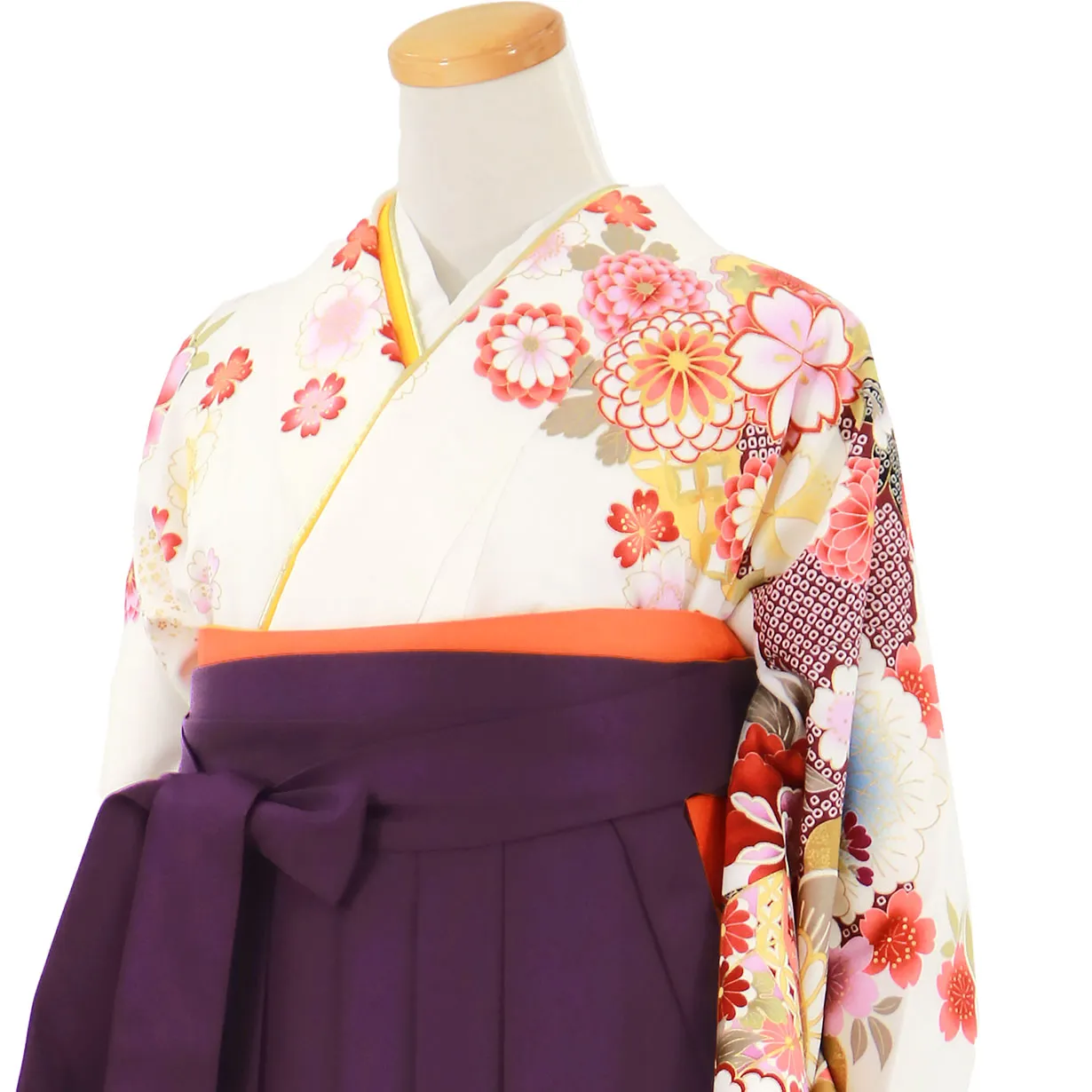 白地に貝桶と四季花、紫袴（無地）（二尺袖）／卒業式 斜め詳細