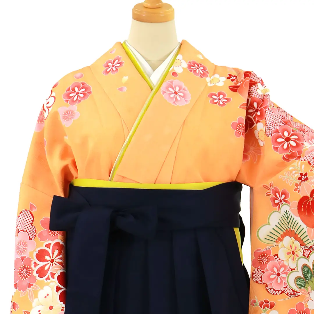 オレンジ地に桜と橘、紺袴（無地）（二尺袖）／卒業式／正面詳細