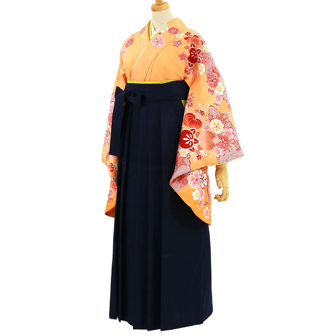 オレンジ地に桜と橘、紺袴（無地）（二尺袖）／卒業式／斜め
