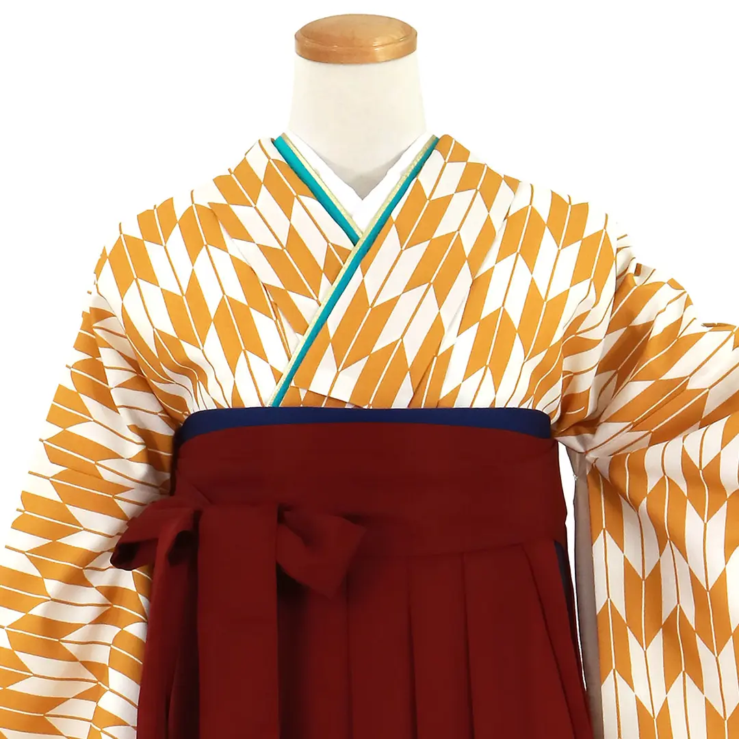 マスタード地に矢絣、臙脂袴（無地）（二尺袖）／卒業式／正面詳細