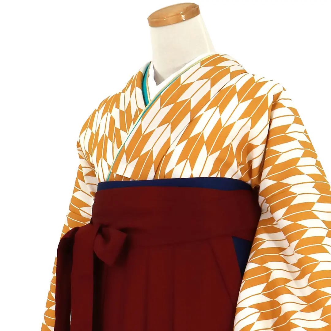 マスタード地に矢絣、臙脂袴（無地）（二尺袖）／卒業式／斜め詳細