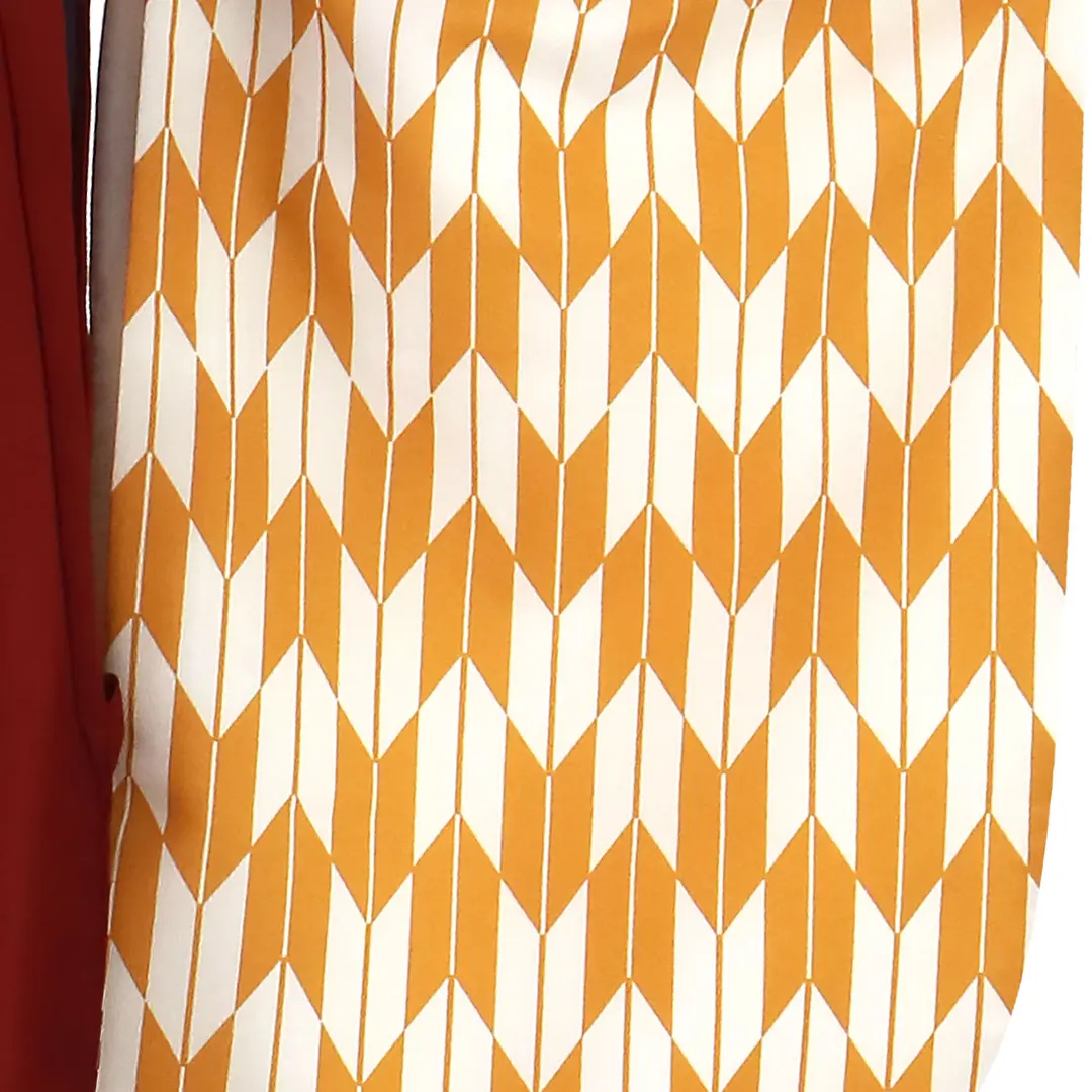 マスタード地に矢絣、臙脂袴（無地）（二尺袖）／卒業式／柄詳細