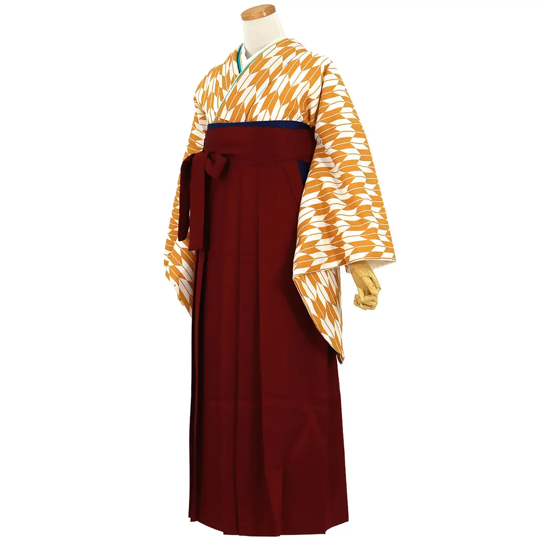 マスタード地に矢絣、臙脂袴（無地）（二尺袖）／卒業式／斜め