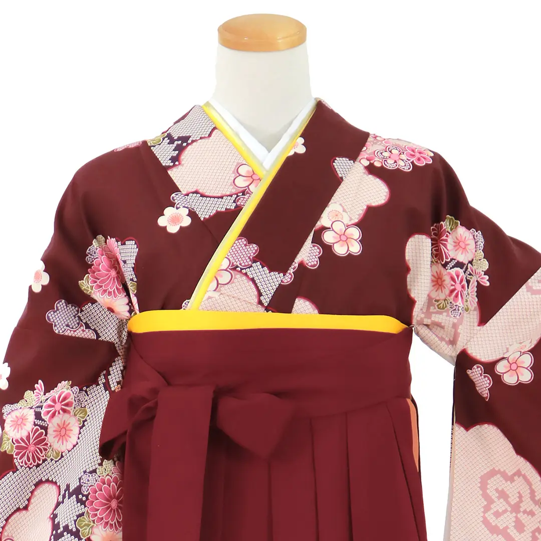 臙脂地に花と雲取り、臙脂袴（無地）（二尺袖）／卒業式／正面詳細