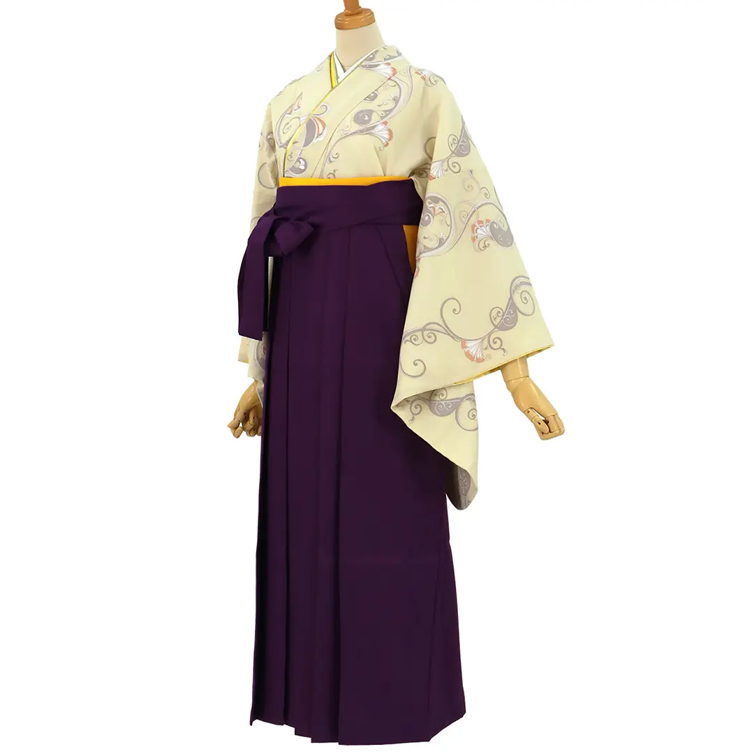 淡黄色地に蔦模様・紫袴（無地） （二尺袖）／卒業式／斜め