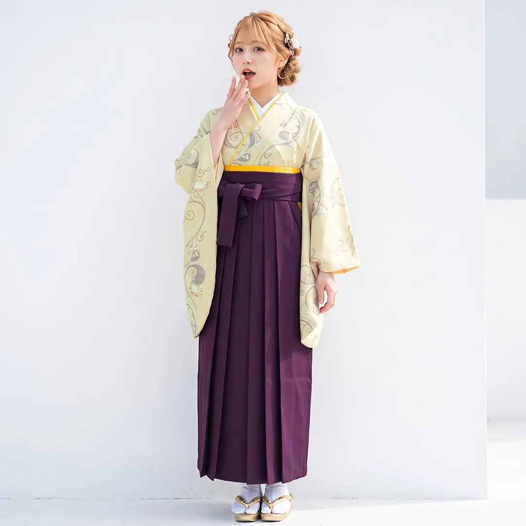 淡黄色地に蔦模様・紫袴（無地） （二尺袖）／卒業式／着用イメージ