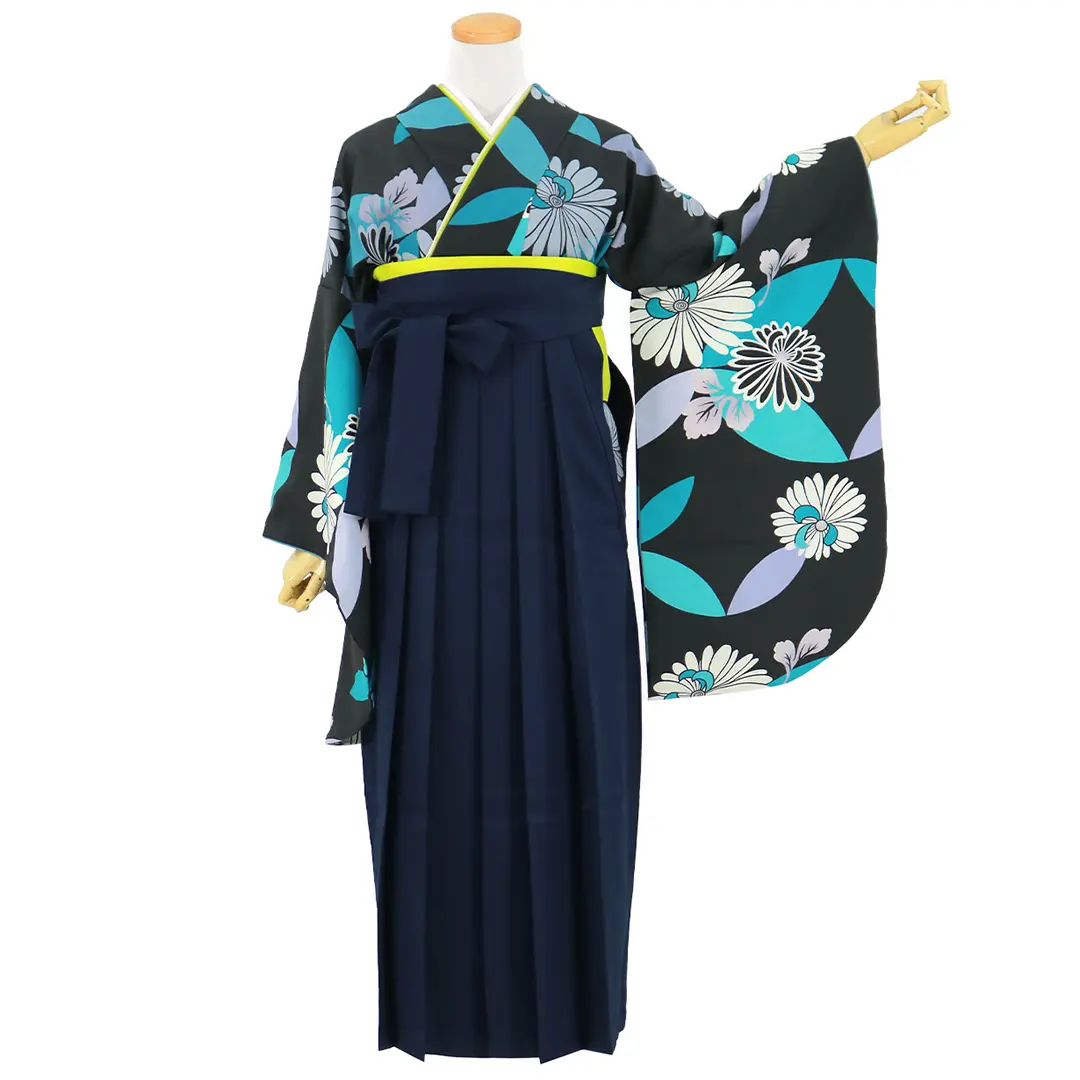 黒地にブルーの花と七宝・紺袴（無地） （二尺袖）／卒業式／正面