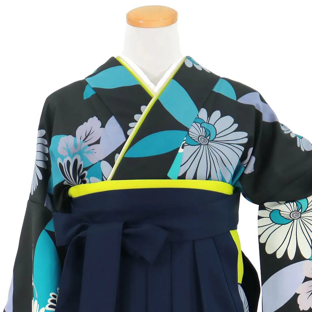 黒地にブルーの花と七宝・紺袴（無地） （二尺袖）／卒業式／正面詳細