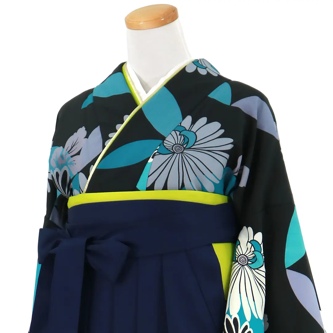 黒地にブルーの花と七宝・紺袴（無地） （二尺袖）／卒業式／斜め詳細