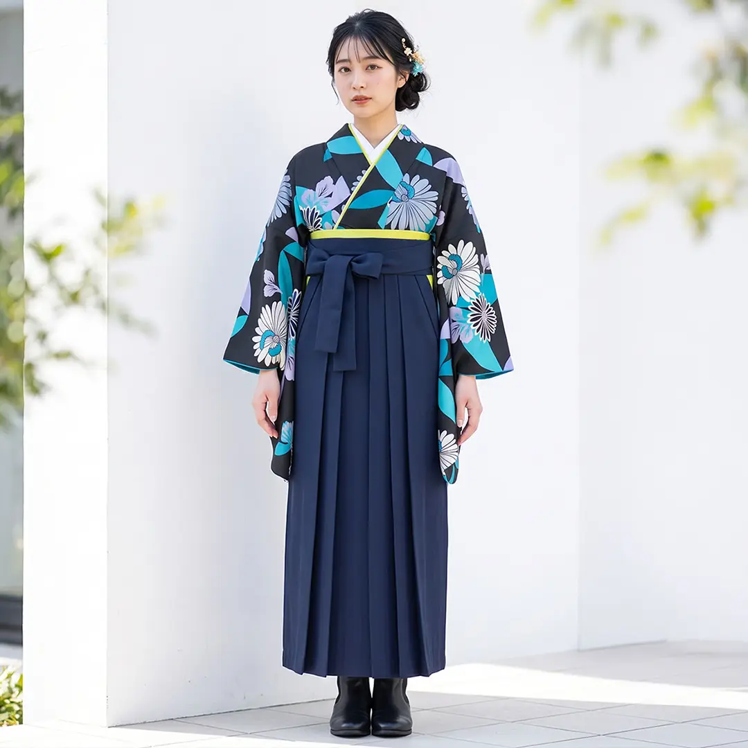 黒地にブルーの花と七宝・紺袴（無地） （二尺袖）／卒業式／着用イメージ
