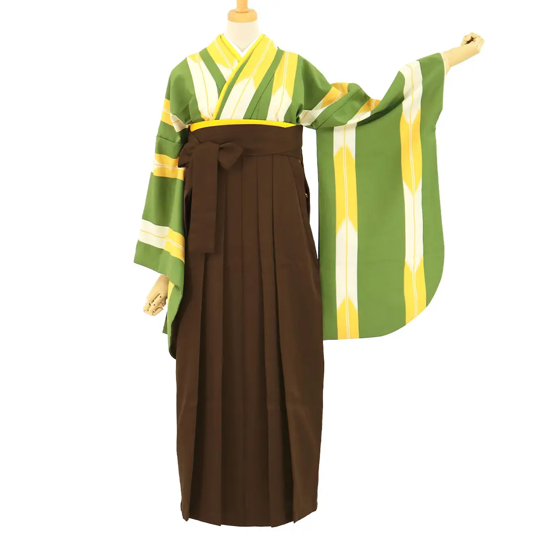 《伝統文様・矢絣》 緑地に黄色の矢絣・茶色袴（無地） （二尺袖）／卒業式／正面