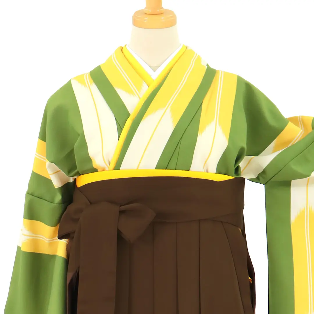 《伝統文様・矢絣》 緑地に黄色の矢絣・茶色袴（無地） （二尺袖）／卒業式／正面詳細