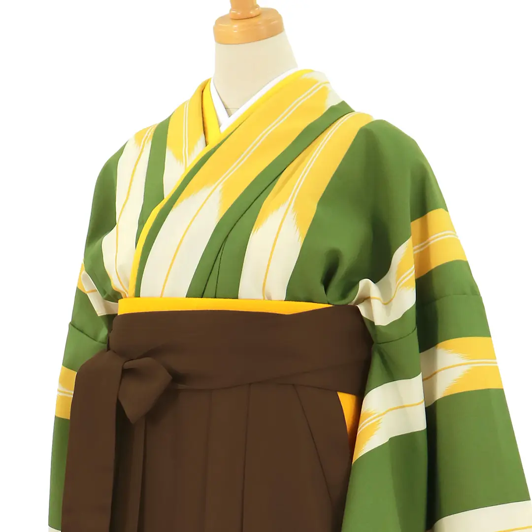 《伝統文様・矢絣》 緑地に黄色の矢絣・茶色袴（無地） （二尺袖）／卒業式／斜め詳細