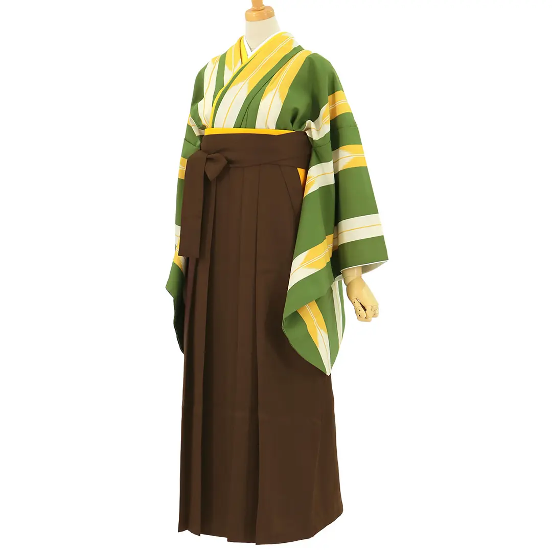 《伝統文様・矢絣》 緑地に黄色の矢絣・茶色袴（無地） （二尺袖）／卒業式／斜め