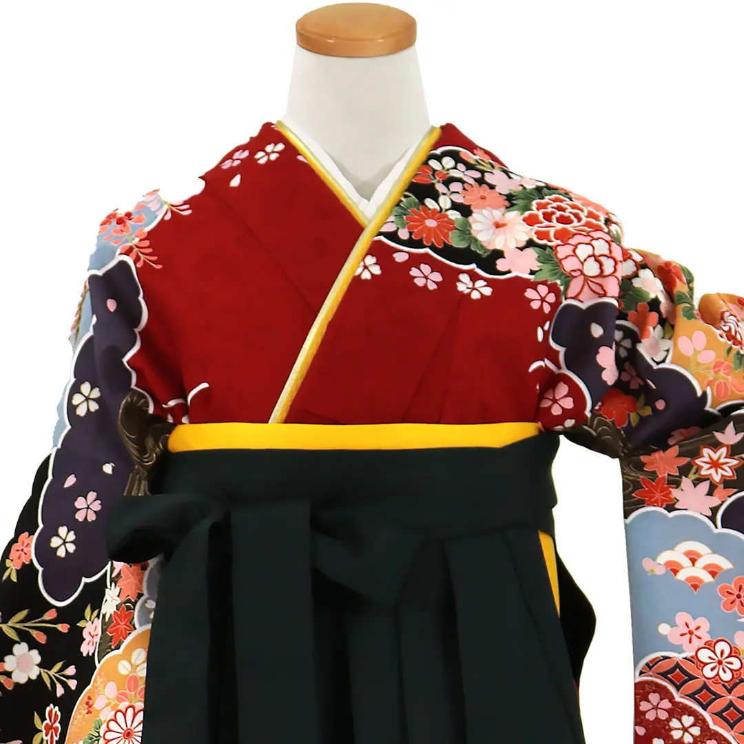 濃赤地に雲取り、黒袴（無地）（二尺袖）／卒業式／正面詳細