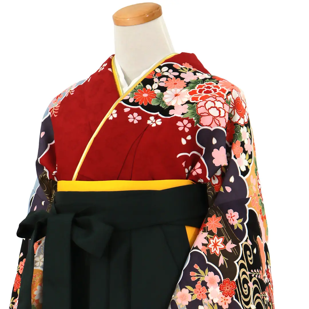 濃赤地に雲取り、黒袴（無地）（二尺袖）／卒業式／斜め詳細