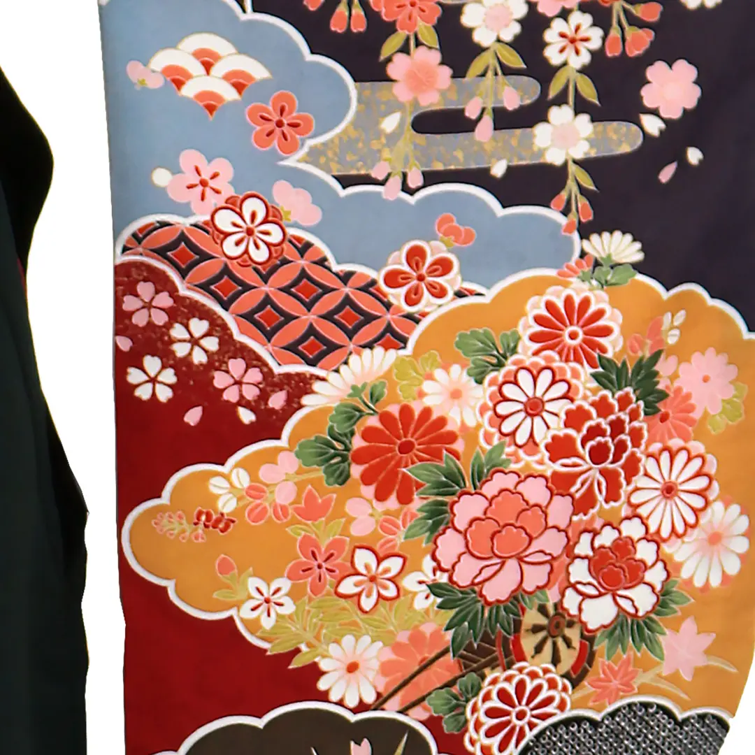 濃赤地に雲取り、黒袴（無地）（二尺袖）／卒業式／斜め詳細