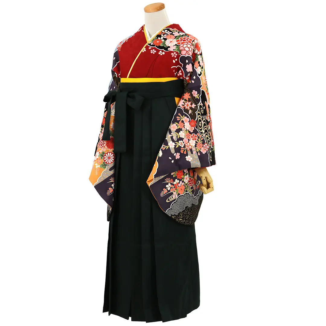 濃赤地に雲取り、黒袴（無地）（二尺袖）／卒業式／斜め